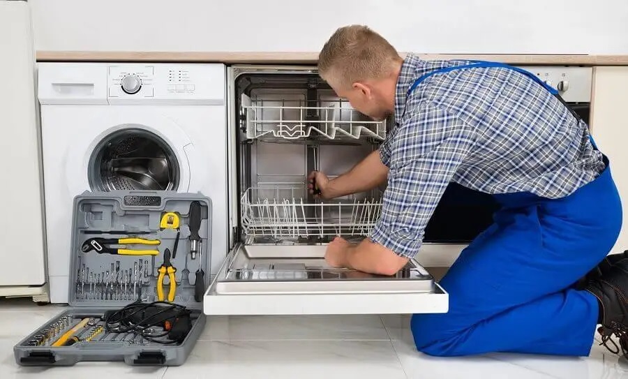 Karapürçek Vaillant servisi teknisyen ekibi beyaz eşya tamiri yaparken